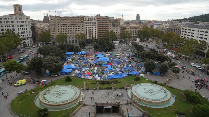 Tiendas de campaña instaladas durante la acampada por la vivienda, en la plaza Catalunya, a 8 de octubre de 2026, en Barcelona, Catalunya (España). Continúa en Barcelona, como en otras ciudades de España, la acampada por la vivienda después de que ayer fa