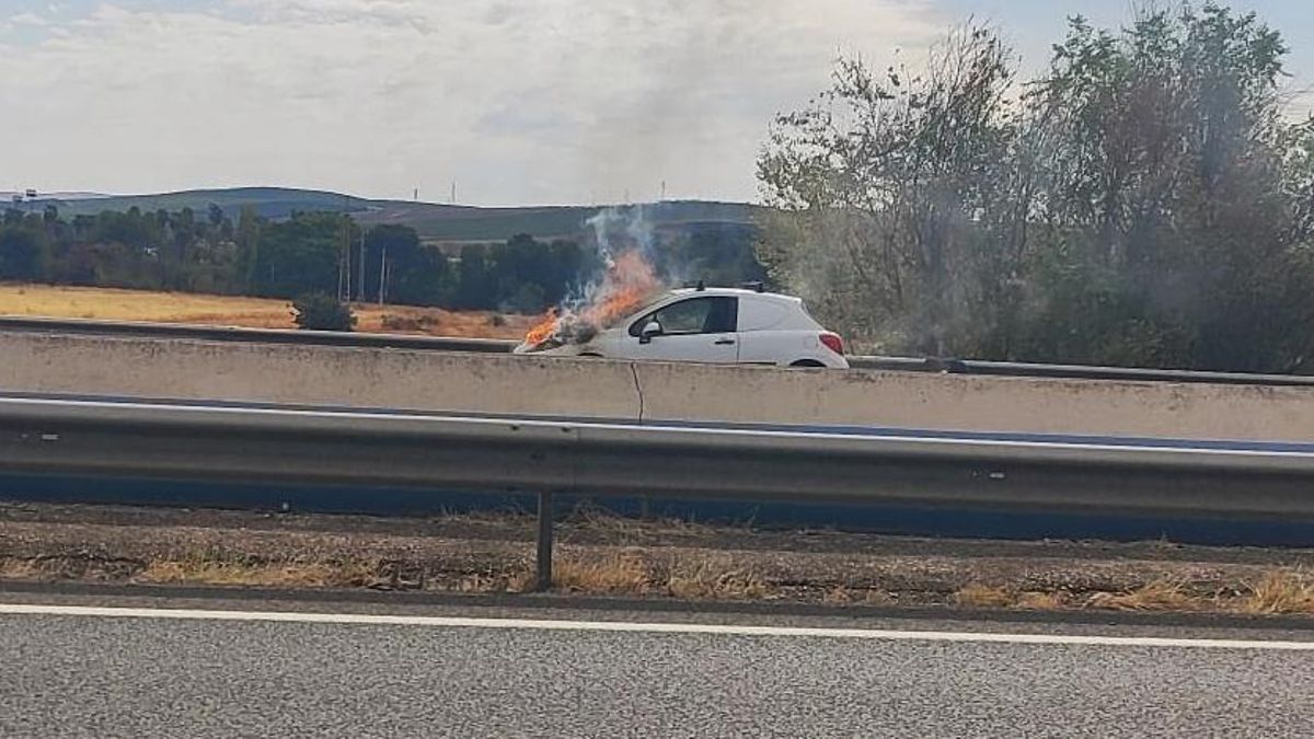 Vehículo ardiendo en la autovía A-4 este sábado.