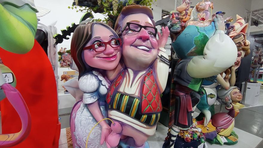 Mónica Oltra 'echa una mano' a Ximo Puig en otra de las escenas.