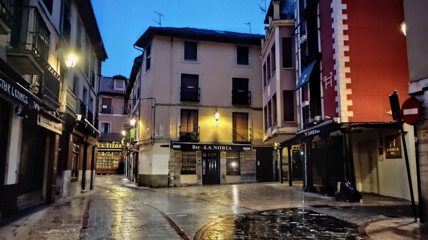 La placina con soportales de madera de la Plaza de San Martín en la calle Plegarias.