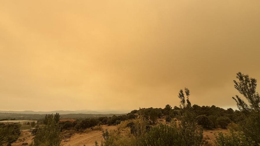 Vista de la humareda del incendio en la localidad de Sotillo de la Adrada (Ávila), este sábado, donde han sido desalojadas 5.000 personas.