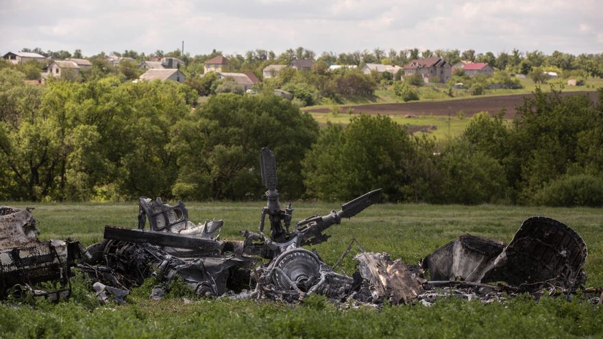 Fotografía tomada el 22 de mayo de restos de un helicóptero de combate abandonado en Mala Rohan, próxima a Járkov (Ucrania). EFE/Esteban Biba