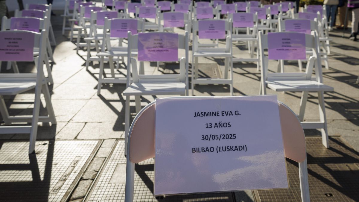 Imagen de una protesta en Sevilla con sillas vacías con los nombres de víctimas en memoria de todas las mujeres y niños que han sufrido la violencia machista y vicaria durante 2025 en España.