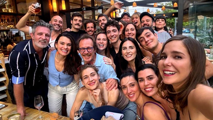 El elenco de 'Sueños de libertad' se va de vacaciones celebrando el éxito de su primera temporada: "Hasta la vuelta"