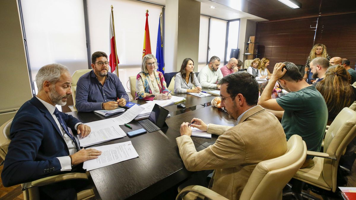Foto de archivo de un reunión del consejero de Educacion con la Junta de Personal Docente.