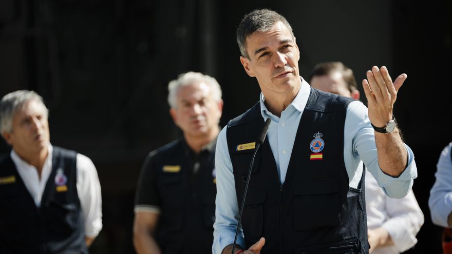 El presidente del Gobierno, Pedro Sánchez, ofrece declaraciones a los medios durante una visita al Puesto de Mando Avanzado por el incendio forestal de Burgohondo.