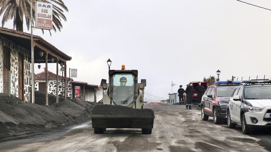 Fotogalería | A destajo en las labores de recogida de ceniza y medición de gases en La Palma
