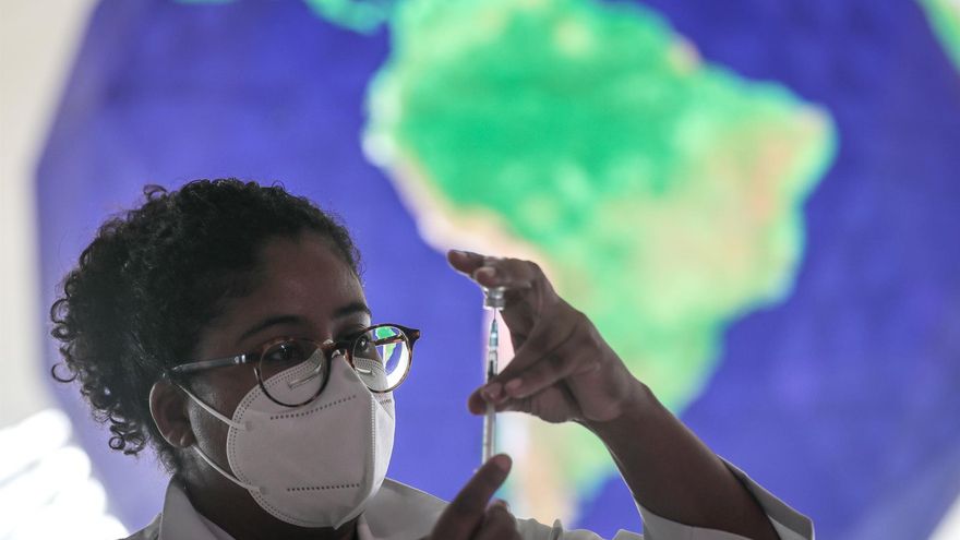 BRA01 - RIO DE JANEIRO (BRASIL), 17/01/2022 - Una trabajadora de la Salud prepara una dosis de la vacuna contra la Covid19, hoy en Río de Janeiro, Brasil. Una de las mayores ciudades de Brasil, Rio comienza este lunes oficialmente la vacunación anticovid para niños entre 5 y 11 años, que había iniciado de manera protocolaria el viernes en algunas regiones. EFE/André Coelho