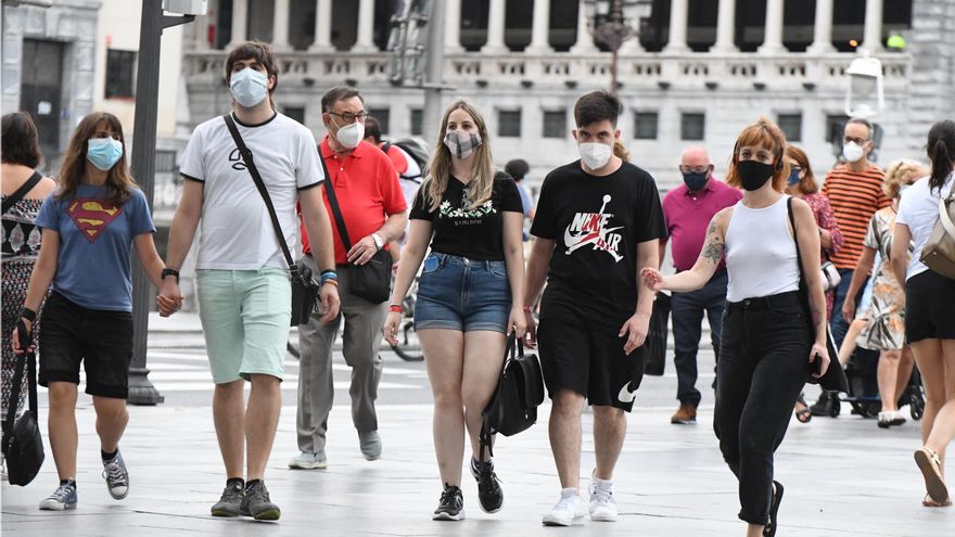 Archivo - Imagen de un grupo de jóvenes paseando