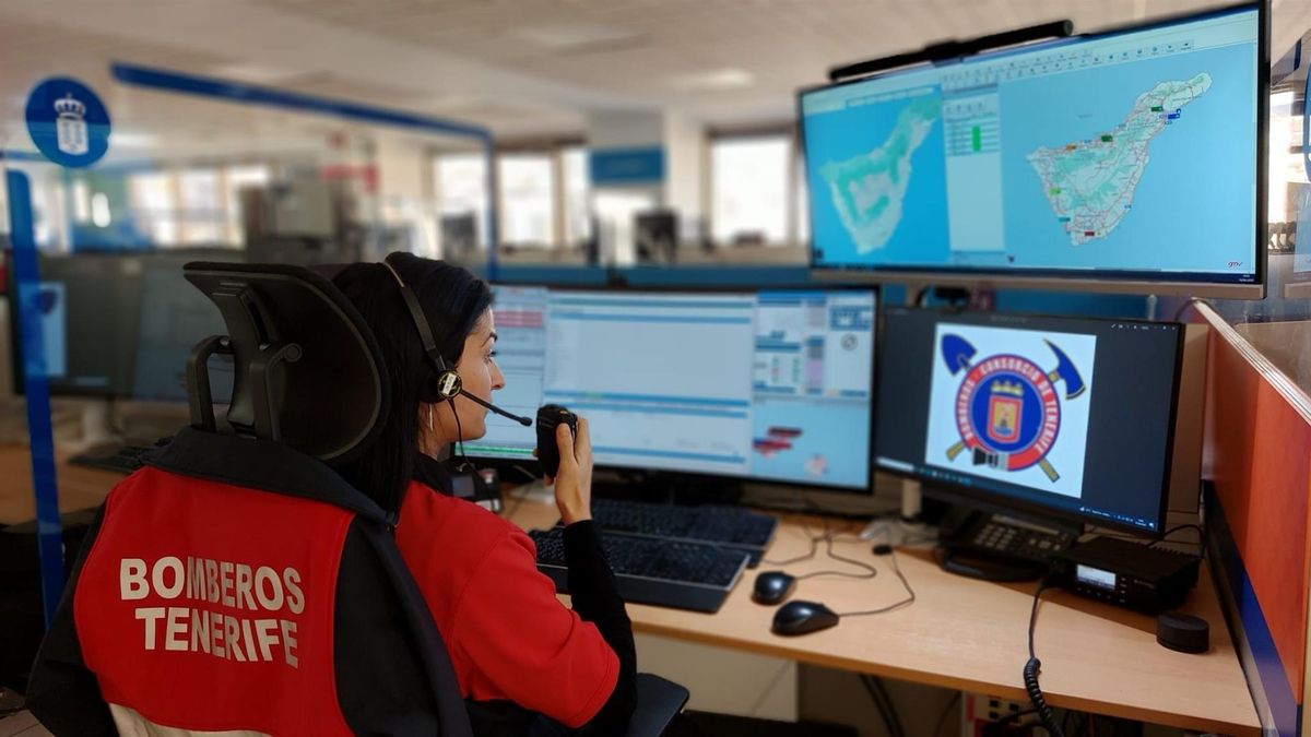 Bomberos de Tenerife en la sala operativa del CECOES.