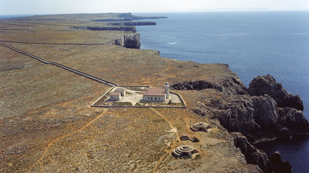 El entorno que rodea el faro de Punta Nati destaca por su paisaje árido, conocido popularmente como la Menorca seca