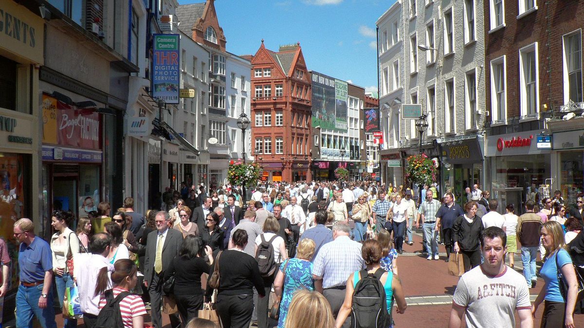 Ríos de gente en Grafton Street. Esta calle es la arteria comercial del centro de Dublín.