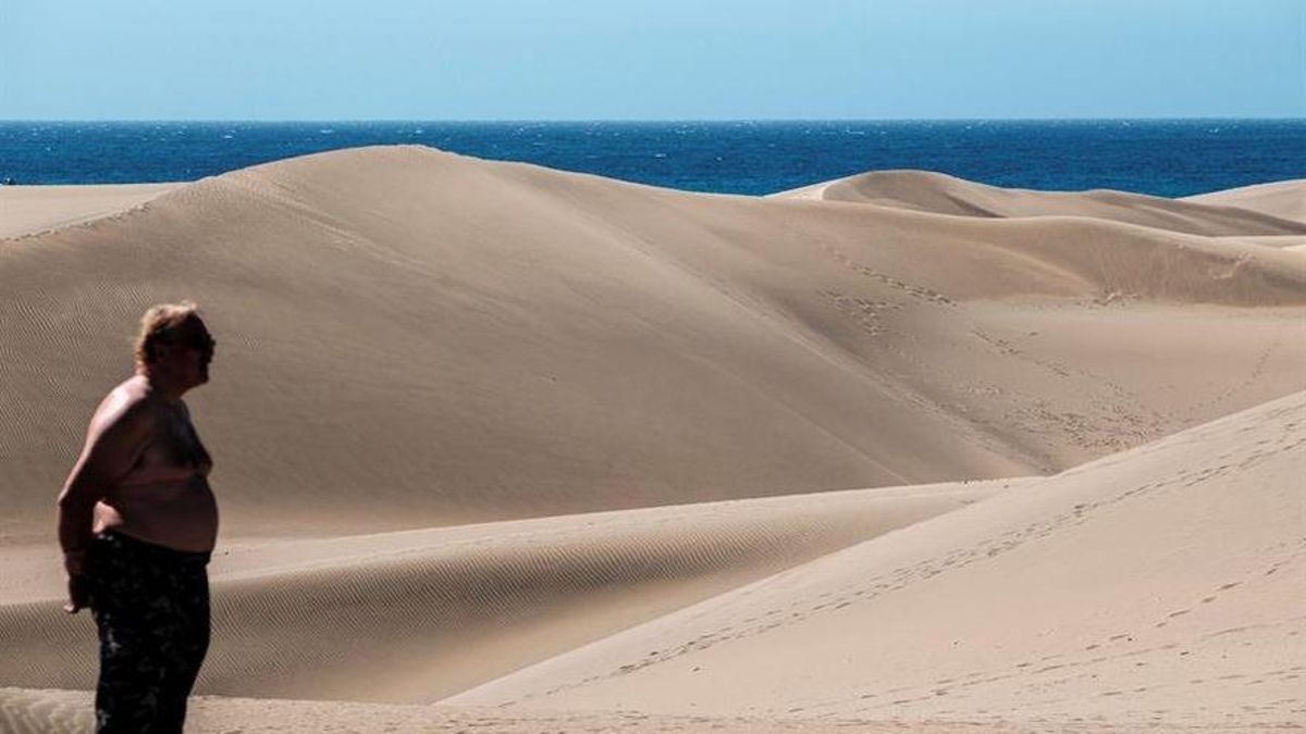 Un hombre observa las dunas de Maspalomas
