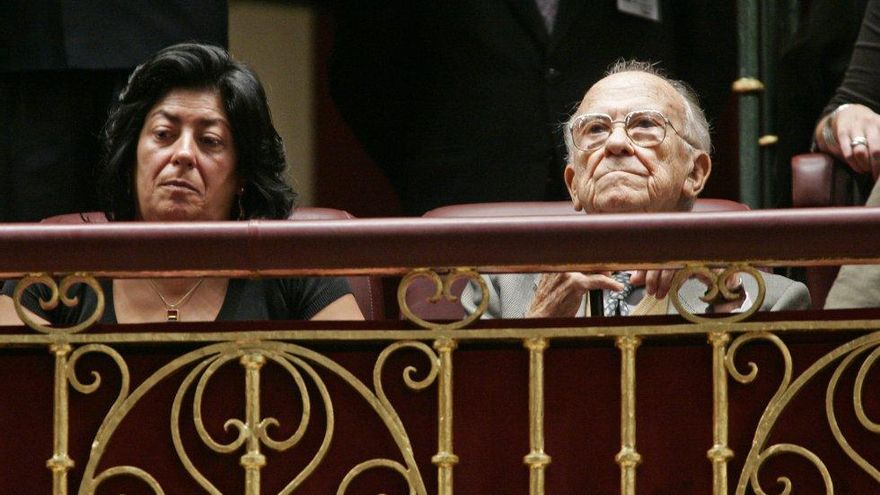 Almudena Grandes y Santiago Carrillo asisten desde la tribuna de invitados a la aprobación de la ley de memoria histórica en el pleno del Congreso de los Diputados, en octubre de 2007.