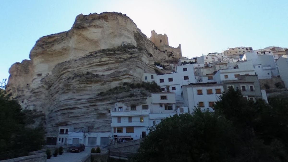 Desalojado un apartamento turístico por un desprendimiento de piedras en la localidad albaceteña de Alcalá del Júcar
