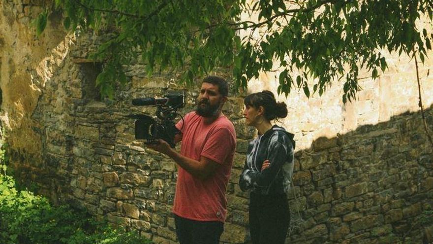 La directora del documental, Sara Sarrablo, durante la grabación del mismo