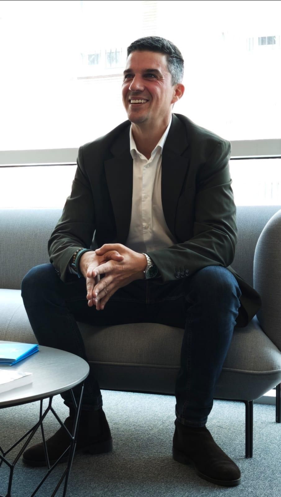 Daniel Fernández, en la Redacción de elDiario.es Cantabria.