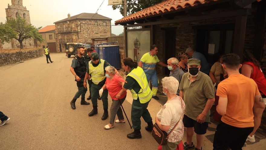 Las llamas obligan al desalojo preventivo de Monsagro en Salamanca. // Jose Vicente / ICAL