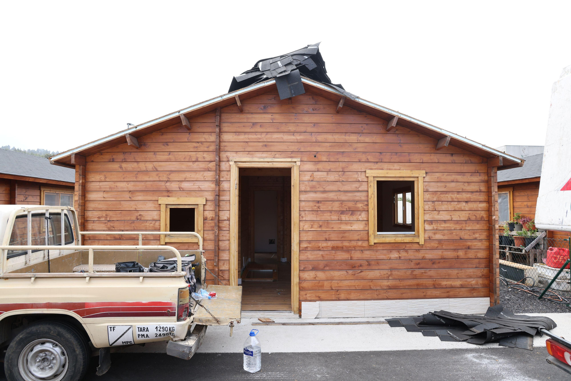 Desmonte de viviendas para los afectados por el volcán.
