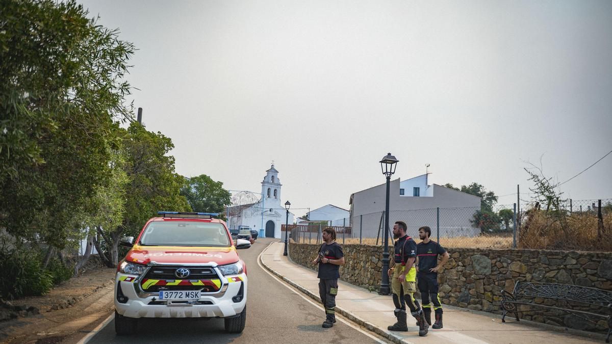 Bomberos tras el desalojo del núcleo principal de El Madroño.