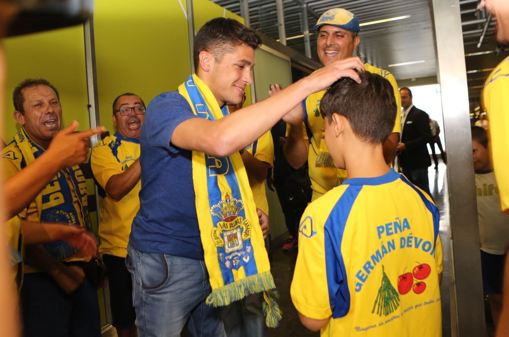 La llegada de Mateo García al aeropuerto de Gran Canaria. Alejandro Ramos.
