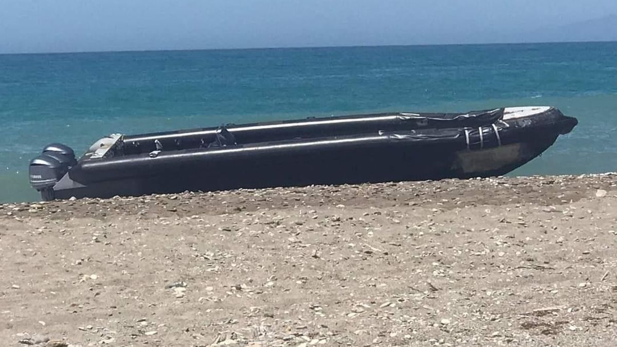 Atienden a cerca de cien migrantes tras alcanzar la costa de Almería en patera, diez de ellos heridos