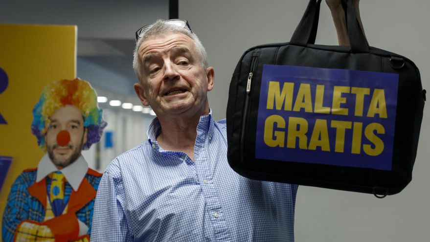 El consejero delegado de Ryanair sigue con la polémica sobre el equipaje de mano: "Quiero que los pasajeros vuelen sin maletas"
