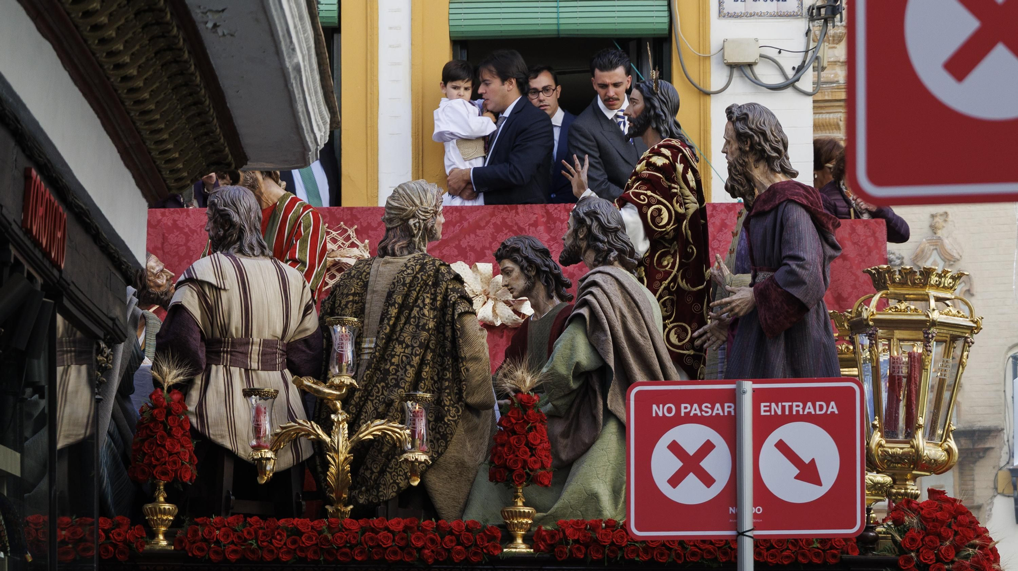 Hermandad de La Cena, a su paso por la calle Sierpes