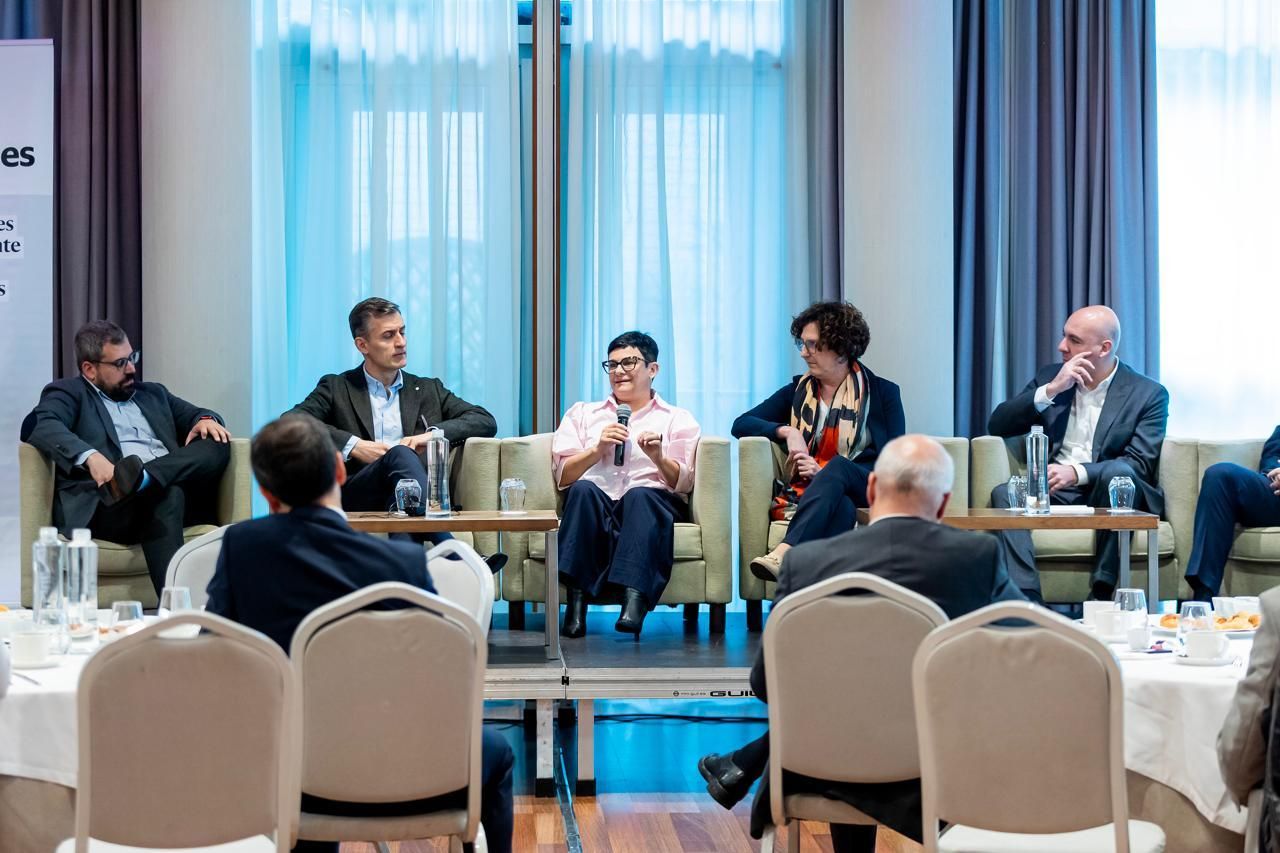Mesa empresarial de la jornada 'Ética e IA' en Gijón