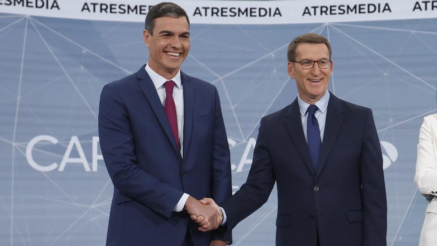 Los candidatos a la presidencia del Gobierno, el socialista Pedro Sánchez y el popular Alberto Núñez Feijoo, antes de iniciar el debate electoral. EFE/ Juanjo Martín.