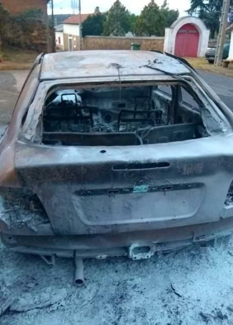 El coche ardió por completo.