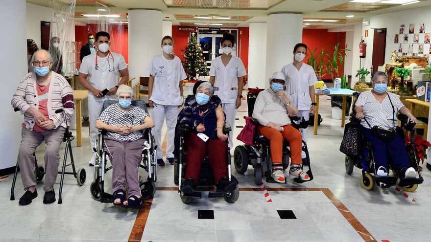 Las primeras siete mujeres en recibir la vacuna en Canarias expresan ánimo, tranquilidad y "ganas de ver el mar"