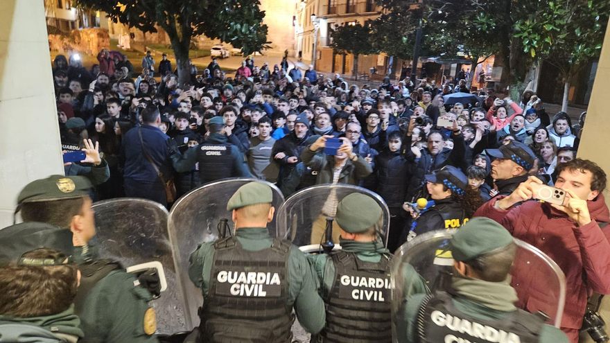 La tensión por el campo de fútbol de Nájera acaba con la oposición escoltada y una moción de confianza