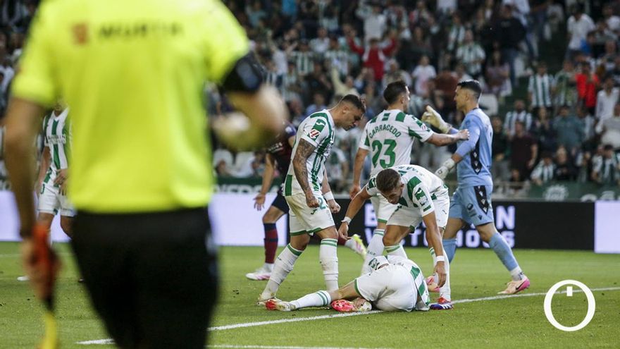 “El último que la toca es Théo”: este es el audio del VAR sobre el no penalti en el Córdoba CF - Levante UD