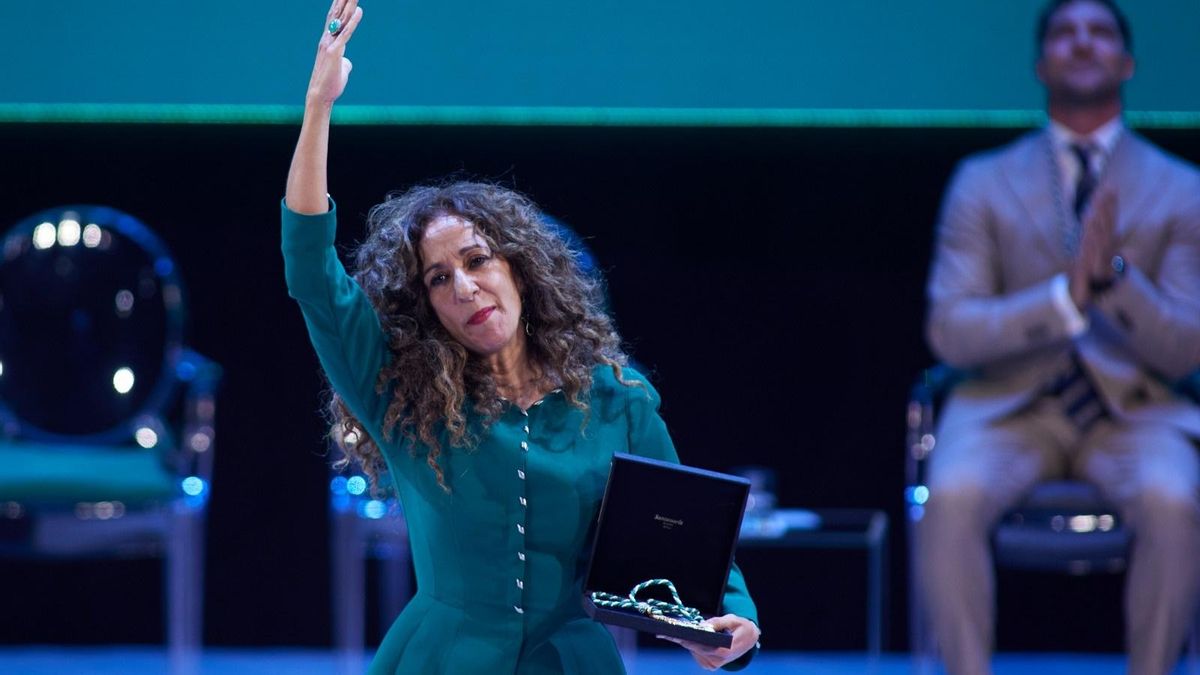 Rosario Flores recoge el título de Hija Predilecta de Andalucía concedido a título póstumo a su madre, Lola Flores, este martes, 28 de febrero de 2023, en el Teatro de la Maestranza de Sevilla.