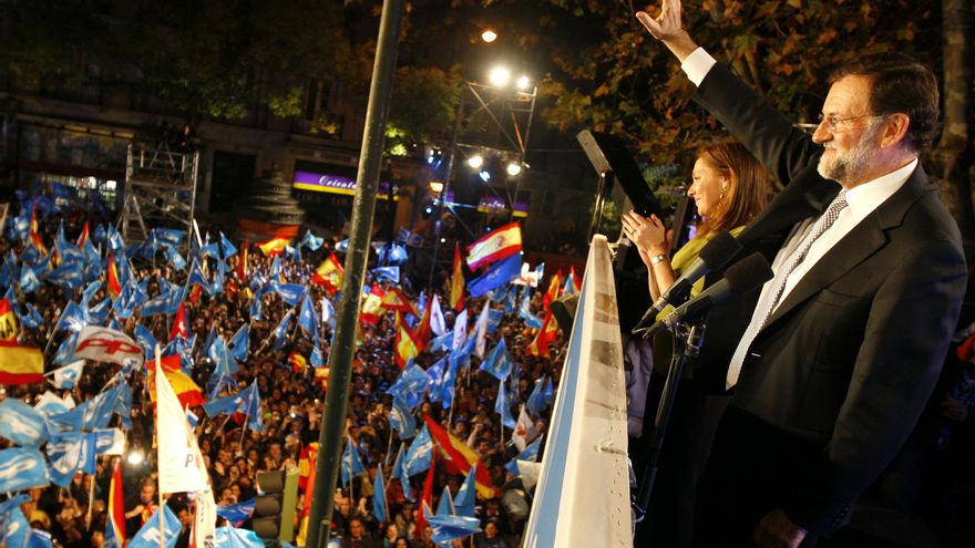 Mariano Rajoy saluda a los simpatizantes populares congregados en la calle Génova tras las elecciones generales de 2011.