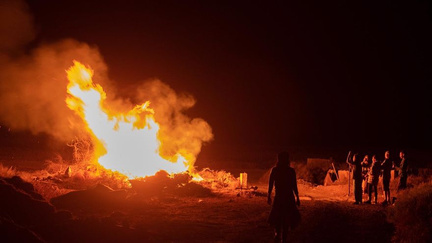 Hoguera en las inmediaciones de la localidad de Lajares, en La Oliva (Fuerteventura) en la noche de San Juan.