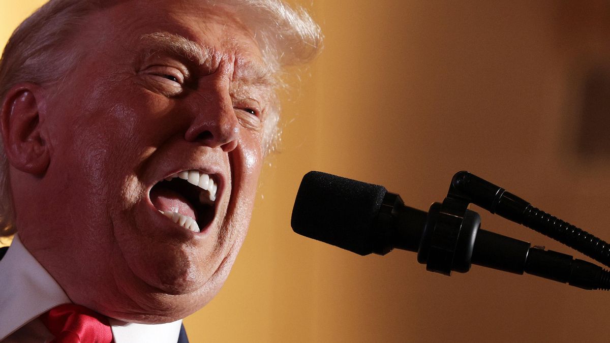 Trump, acorralado por la economía, muestra su lado más ultra: llama "hijo de perra dormilón" a Biden y se mofa de la congresista "del turbante"