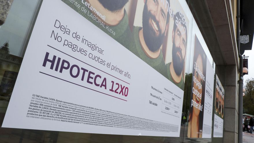 Imagen de una entidad bancaria con carteles de publicidad de hipotecas. EFE/J.L. Cereijido