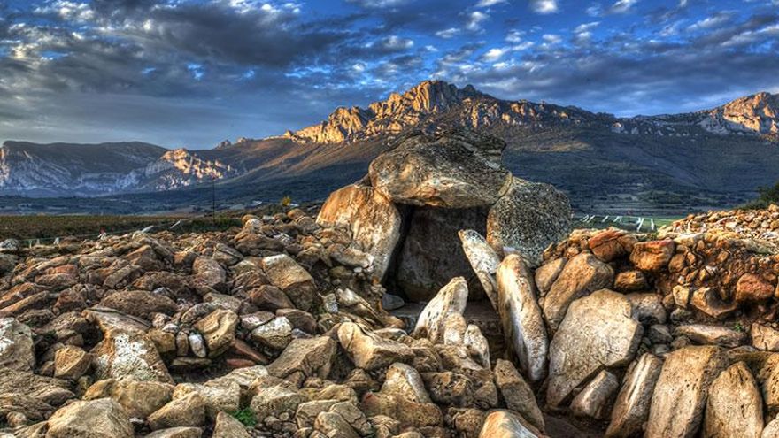 Murallas y dólmenes rodeados de campo en este pueblo de La Rioja Alavesa perfecto para visitar en invierno