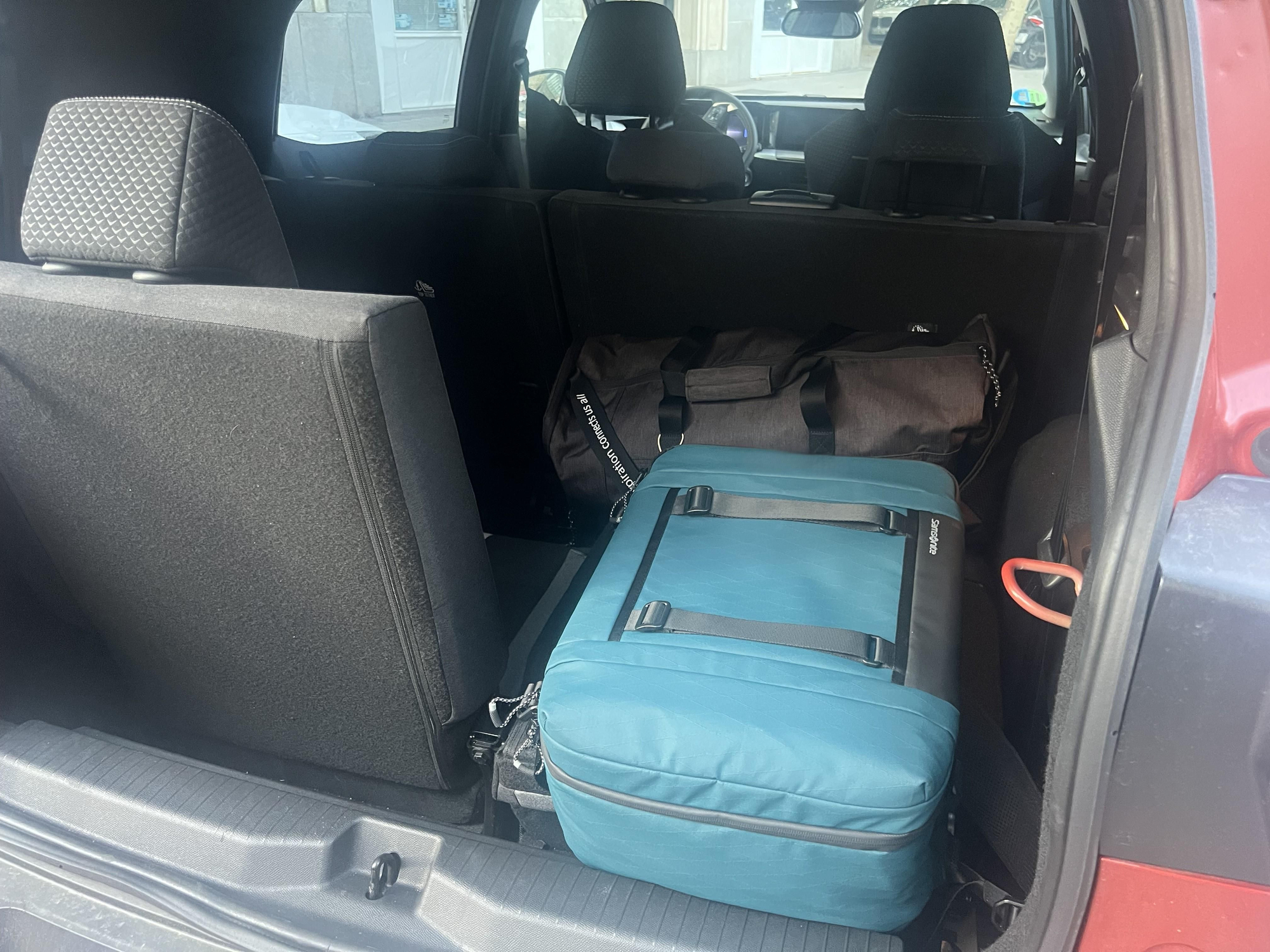 Con seis asientos desplegados, es posible transportar con seguridad un par de piezas de equipaje.