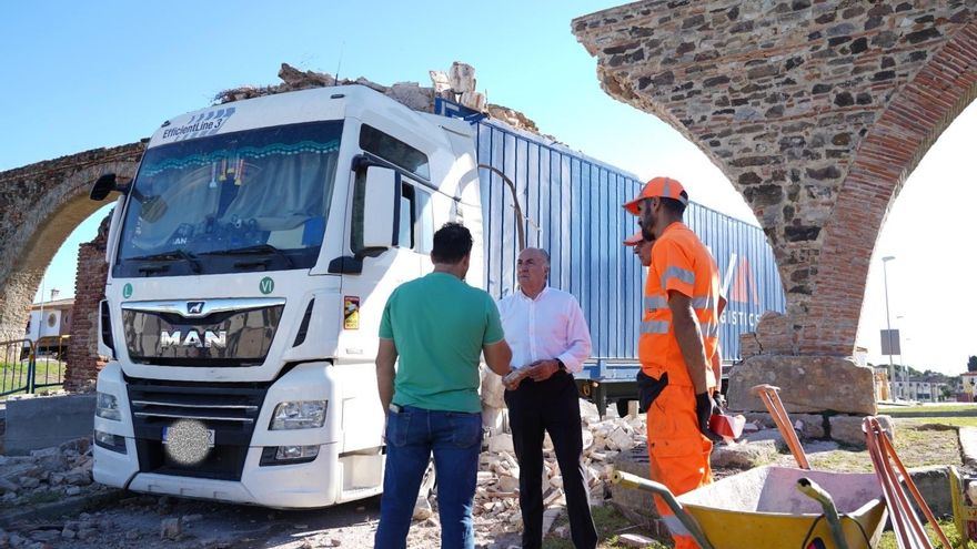 El alcalde de Algeciras, José Ignacio Landaluce, supervisa las actuaciones que están siendo realizadas en la zona del accidente, donde un camión ha dañado uno de los arcos de un acueducto del siglo XVIII
