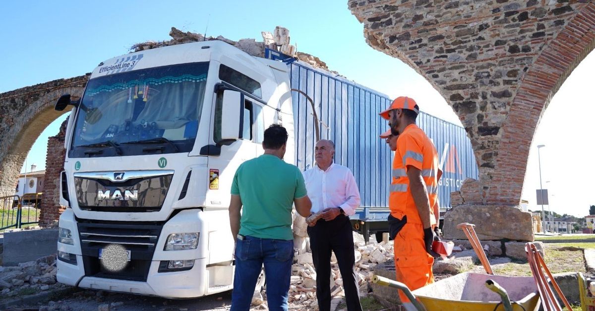 Un camión de gran tonelaje daña los arcos de un acueducto protegido del siglo XVIII en Algeciras