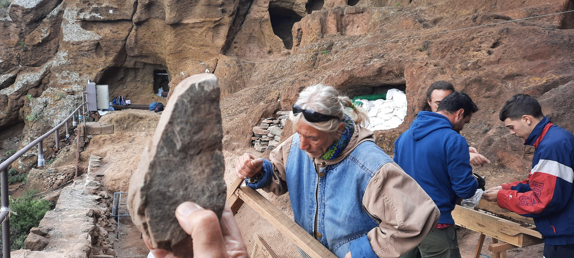 Herramienta lítica descubierta el día en el que visitamos el yacimiento para realizar el reportaje. Con esta piedra se horadaba la toba volcánica para construir los silos.