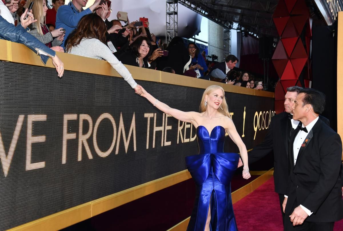 Nicole Kidman saluda al público de la alfombra roja