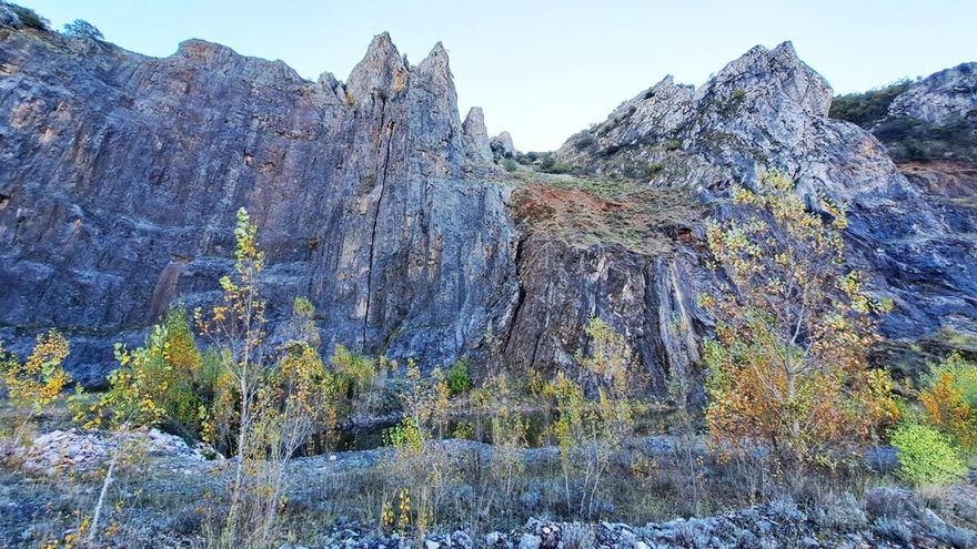 Diez carteles geológicos acercan la historia del Alto Bernesga a los vecinos y los visitantes
