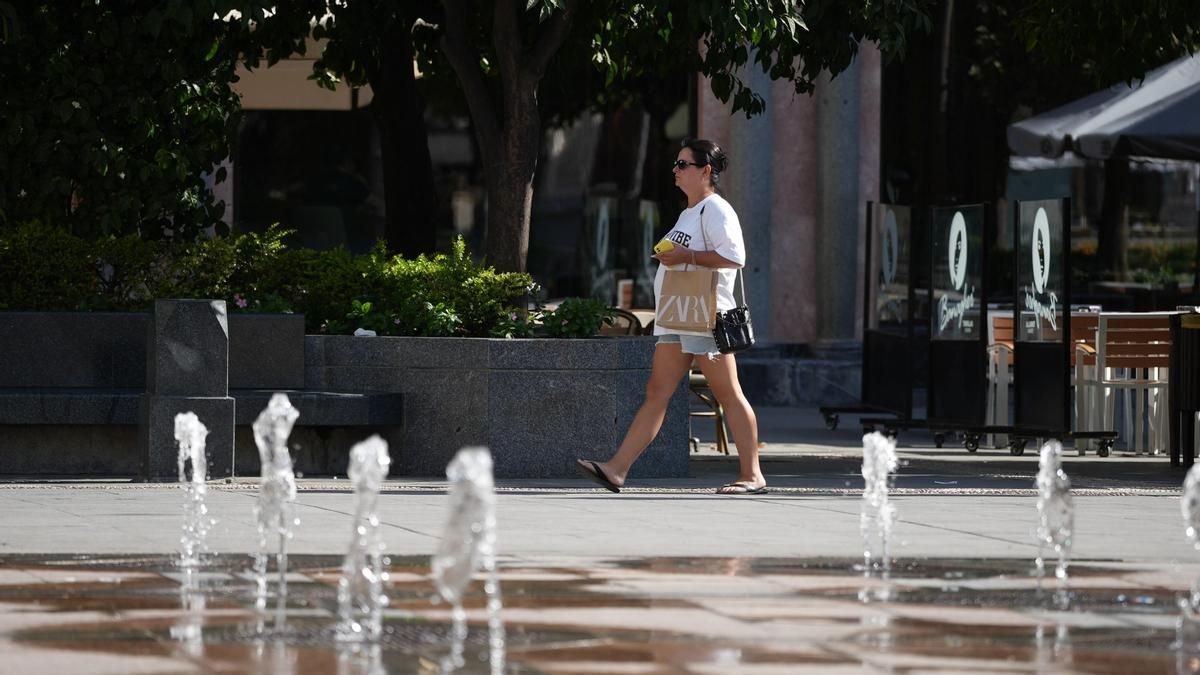 Chorros en Las Tendillas para refrescar la plaza