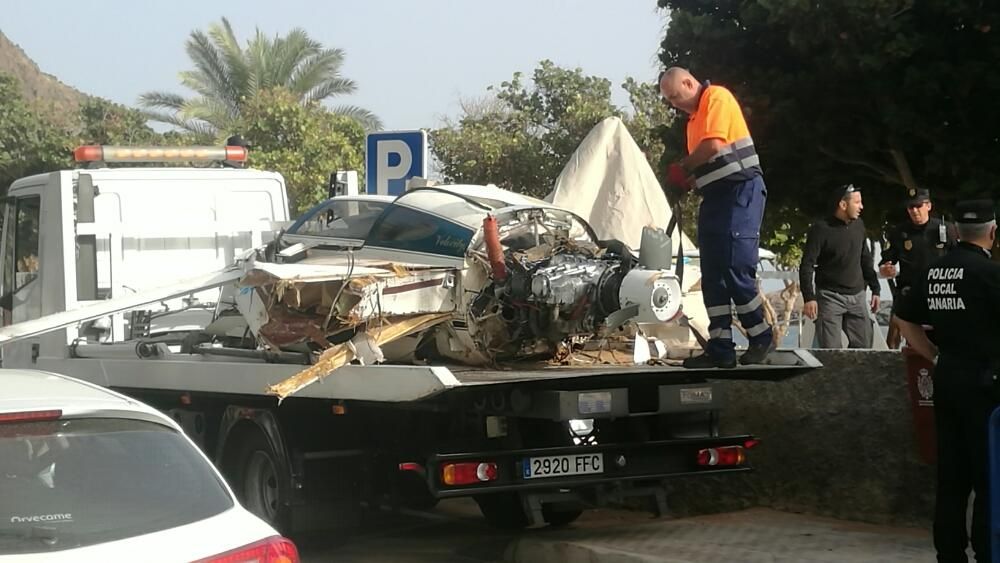 Operarios retiran los restos de la avioneta siniestrada
