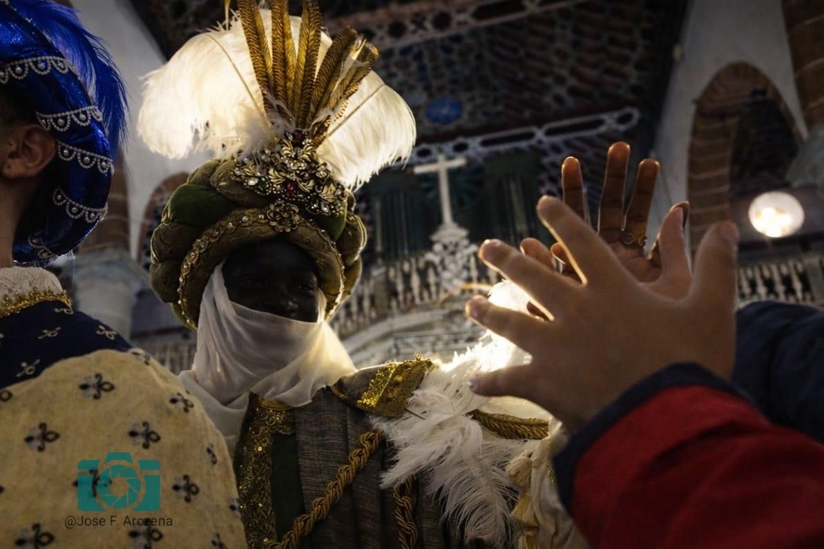 Recibimiento oficial de los Reyes Magos en la Parroquia Matriz de El Salvador, tras su llegada desde Oriente.