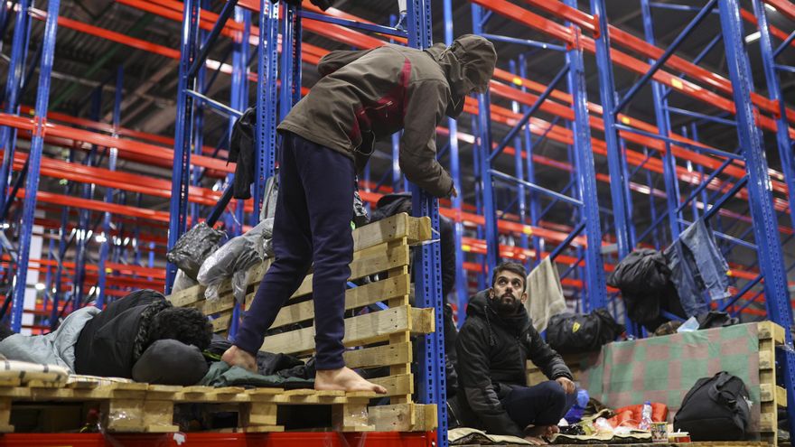 Tres hombres en el almacén de Bruzgi, Bielorrusia, en la frontera con Polonia.
